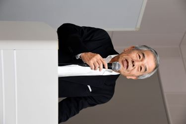 壇上で話す窪田伸氏