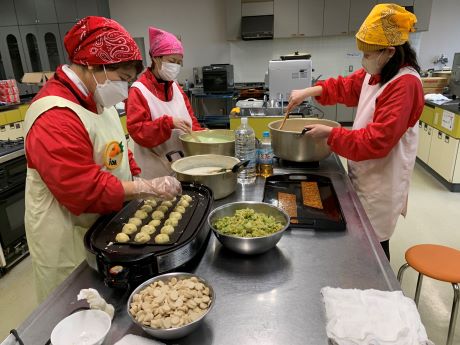 支援品を使いたこ焼き風おやつをつくるのに奮闘した支援チームのメンバー